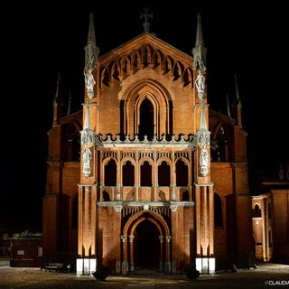 La piazza di frazione Pollenzo, dominata dalla chiesa di San Vittore