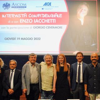 I vertici di Aca (il presidente Giuliano Viglione, il direttore Fabrizio Pace, il vicedirettore Silvia Anselmo) e di Ascom Dogliani (presidente Carla Bruno, vice Erica Rainelli, il consigliere Giuseppe Olivero, il responsabile della sede Fabrizio Pecchenino) col sindaco di Dogliani Ugo Arnulfo, il consigliere comunale Antonio Bosio, Enzo Iacchetti e Giorgio Centamore