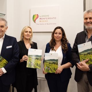 Nella foto il nuovo Cda (manca Massimo Borrelli) in posa davanti al logo di Ente Turismo Lmr Nella foto il nuovo Cda (manca Massimo Borrelli) in posa davanti al logo di Ente Turismo Lmr