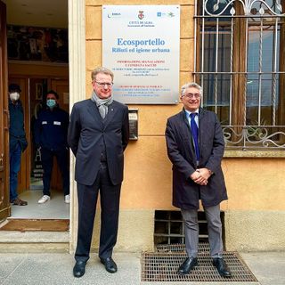 Giuseppe Rossetto e Carlo Bo all'ingresso dell'Ecosportello