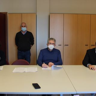 La firma dell'intesa sottoscritta dall’assessore comunale all’Ambiente Marco Marcarino, dal delegato nazionale e presidente regionale del settore Gpl metano per autotrazione della Confartigianato Claudio Piazza, accanto al dirigente della Ripartizione Urbanistica Gianluca Giachetti.