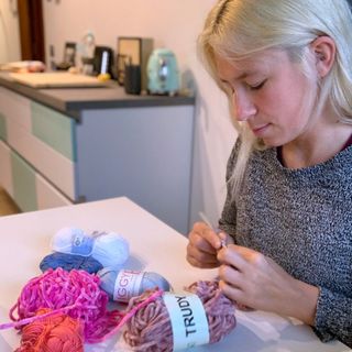 Francesca Agnelli, il medico di Alba con la passione per l’uncinetto “Con i segreti di mia mamma vendo pupazzetti sui social”