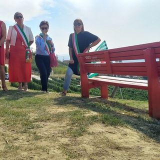 Anche a Neive panchine rosse per sensibilizzare sul tema della violenza di genere (nella foto quella recentemente installata a Guarene)