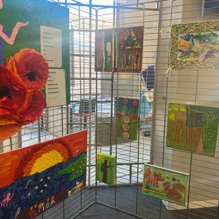 Alba si illumina di blu e inaugura la mostra "Con i nostri occhi"