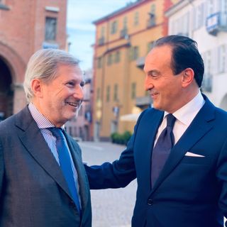 Il governatore Cirio in piazza Duomo ad Alba col commissario europeo per la programmazione finanziaria e il bilancio, l'austriaco Johannes Hahn