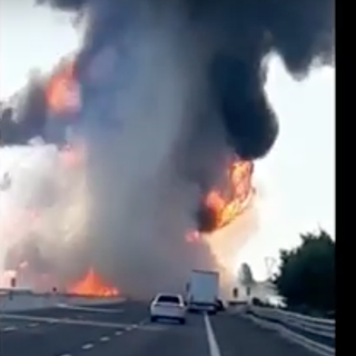 Informazione per chi viaggia: incidente e probabile esplosione sulla A1 in Emilia, chiusa l'autostrada [Video]