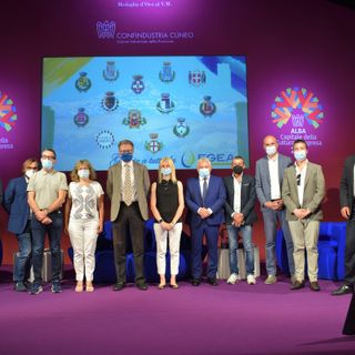 Foto di gruppo per i sindaci, col presidente e amministratore delegato del Gruppo PierPaolo Carini e il presidente del Consiglio di Sorveglianza, Giuseppe Rossetto