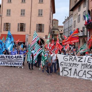 Stamperia Miroglio, la protesta dei lavoratori arriva in piazza Duomo (FOTO E VIDEO)