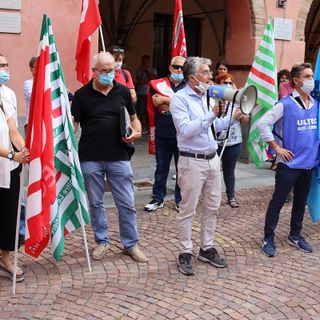 Un momento della manifestazione odierna dei lavoratori della Stamperia Miroglio