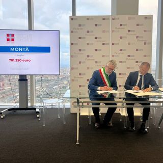 Il sindaco Gianluca Costa firma il ricevimento della misura Il sindaco Gianluca Costa firma il ricevimento della misura