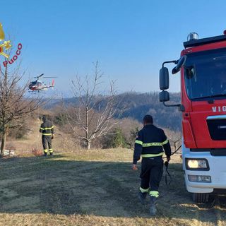 Sotto controllo l’incendio sviluppatosi nei boschi di Pocapaglia [FOTO]