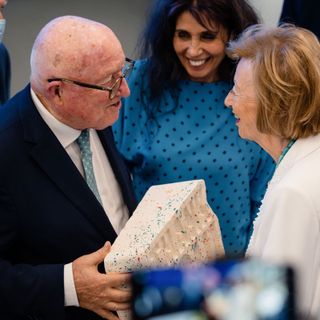 Maria Franca Ferrero riceve dalle mani di Bruno Ceretto, presidente della Fondazione Ospedale Alba Bra, il Premio Gratitudine 2022 (fotoservizio di Barbara Guazzone)