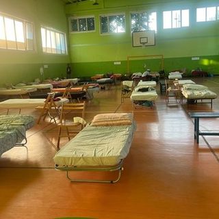 I locali della palestra della Macrino adibiti a dormitorio temporaneo nel mese di agosto I locali della palestra della Macrino adibiti a dormitorio temporaneo nel mese di agosto