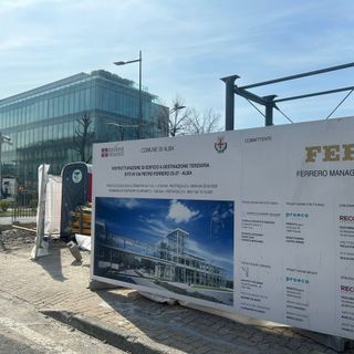 I lavori della passerella sopraelevata in via Ognissanti che collegherà il polo dell'ex Filanda con gli uffici Ferrero nel complesso ex Farmea