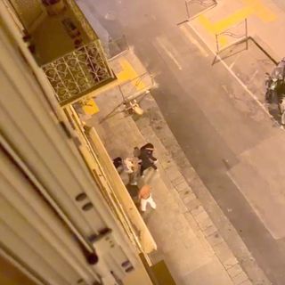 La madre del giovane albese aggredito a Sanremo scrive agli agenti. In un video l’assalto a calci e pugni [VIDEO]