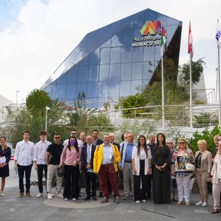 La delegazione di Polofoodwine a Expo Dubai, davanti al padiglione del Principato di Monaco