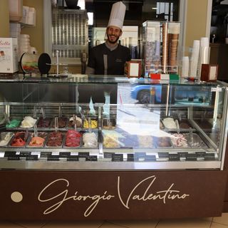 A Monforte d’Alba, compie un mese la pastrygelateria Précis