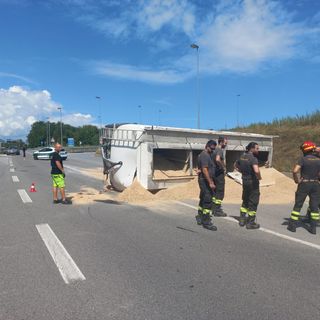 Cuneo, rimorchio carico di mangime si ribalta: chiusa la statale 705
