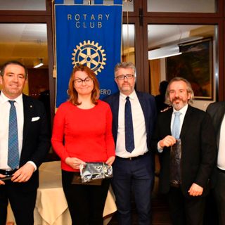 Il dottor Maurizio Longo, secondo da destra, nella foto scattata durante la conviviale guarenese