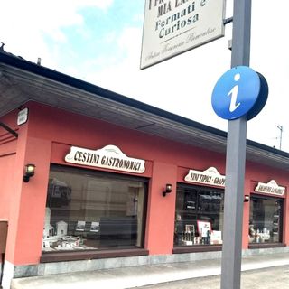 Affacciato sulla Statale 231, il negozio di prodotti tipici che ospiterà il nuovo punto informazioni