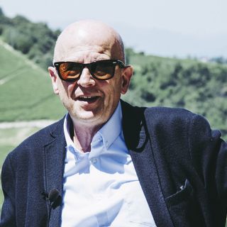 Nella foto di Barbara Guazzone, Sergio Moscone, sindaco di Serralunga Alba