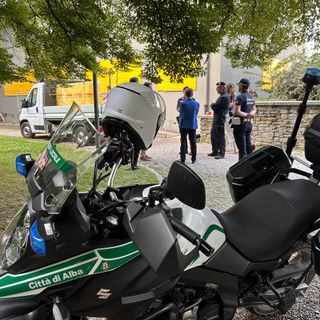 Degrado attorno alla stazione di Alba, i giovani di Fratelli d'Italia: "Istituiamo un vigile di quartiere"