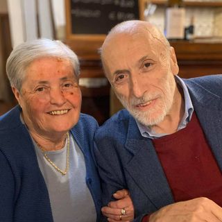 Pina Bongiovanni si è spenta oggi a 81 anni. Qui posa con Carlin Petrini, fondatore e presidente onorario di Slow Food (Facebook)