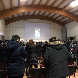 Un momento della veglia tenuta ieri nel salone polifunzionale di Magliano Alfieri