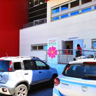 L'ingresso del centro vaccinale aperto nell'ospedale di Verduno