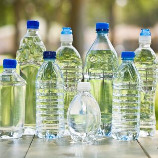 Legambiente indaga sull'utilizzo  delle bottiglie di plastica nei bar di Alba e Bra:  "Usate in un esercizio su due"