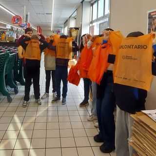 Alcuni giovani studenti dell’Istituto Comprensivo Bra 1, impegnati nella 28ª Colletta Alimentare