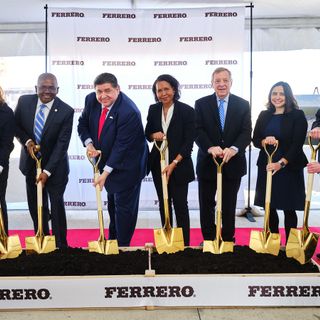 Dirigenti Ferrero e funzionari governativi USA aprono la strada al nuovo stabilimento di produzione del Kinder Bueno a Bloomington, Illinois