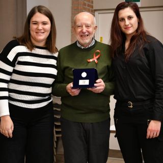 Il presidente onorario del gruppo volontari del soccorso La Morra-Verduno Aldino Bono con le giovani volontarie Elena Versio e Irene Magrini