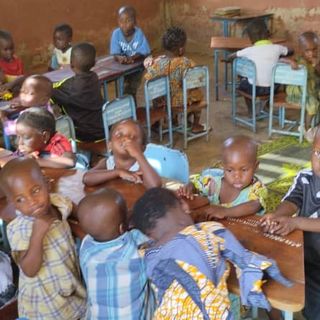 I bambini dell'orfanotrofio di Bagou in Benin, beneficiari di un progetto che ha realizzato un pollaio per la struttura