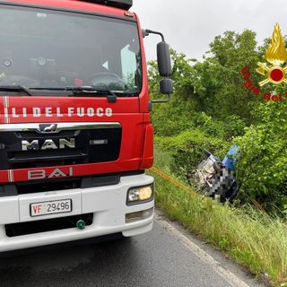 Sommariva Perno, auto si ribalta: intervengono i vigili del fuoco