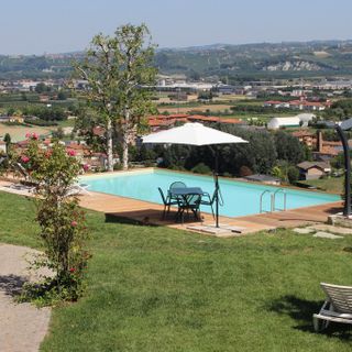 Turismo ad Alba e dintorni: molto apprezzate le strutture con piscina (Foto Livio Oggero)