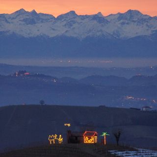 Il Presepe di Luce illumina le colline di Mango