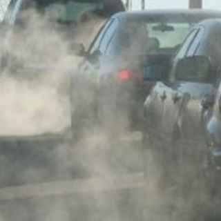 Polveri sottili: sono prodotte anche dai gas di scarico delle auto nonostante i filtri antiparticolato presenti nell'impianto di scarico gas (Foto d'archivio)
