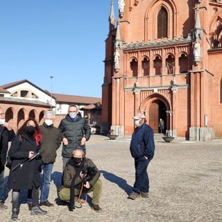 Gli esponenti di Legambiente e dell'Osservatorio del Paesaggio con la troupe di Mi Manda RAI3