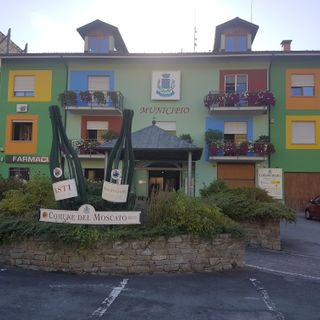 La colorata sede del Comune di Cossano Belbo La colorata sede del Comune di Cossano Belbo