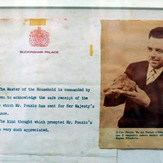 Il Comm.re Roberto Ponzio e la gratitudine della Regina Elisabetta per il tartufo bianco ricevuto nel 1959 (Foto: museotartufoalba.it)