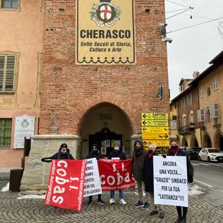 I lavoratori davanti al Comune di Cherasco durante lo sciopero di questa mattina