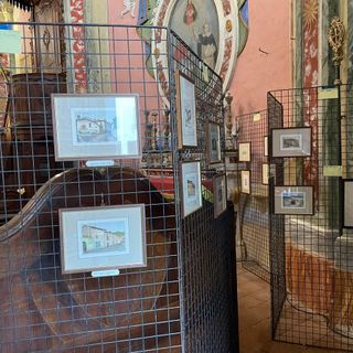 L'allestimento della mostra personale di Livio Bianco nella chiesa della Confraternita a Martiniana Po