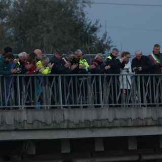 Ad Alba nove rose nel Tanaro in memoria delle vittime dell'alluvione del '94