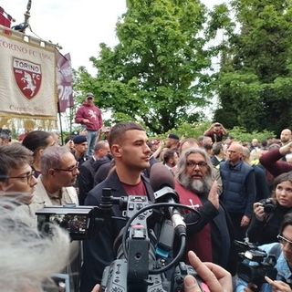 In migliaia a Superga rendono omaggio al Grande Torino: "Invincibili e Immortali"