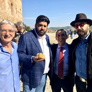 Nel corso della registrazione dell’esterna del 26 settembre, Mario Agostino Aprile – Presidente dell’Unione delle Associazioni Trifulau Piemontesi, Antonino Cannavacciuolo, Marco Scuderi – direttore dell’Enoteca Regionale Piemontese Cavour e Joe Bastianich