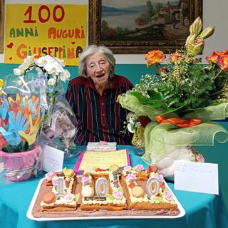 La signora Giuseppina e la torta "buonissima e bellissima" come da lei stesso dichiarato