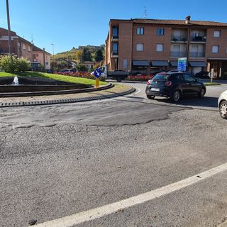 La rotonda al Mussotto, il quartiere di Alba dove il comitato attende risposta sulla casetta dell'acqua da parte del Comune