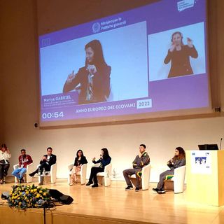 La Ministra per le politiche giovanili Fabiana Dadone durante l'incontro all'Ara Pacis La Ministra per le politiche giovanili Fabiana Dadone durante l'incontro all'Ara Pacis