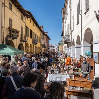 Una scena consueta durante i mercatini in via Vittorio Emanuele a Cherasco